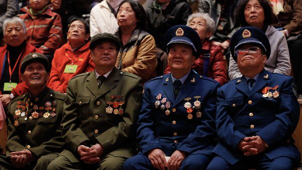 War veterans and local residents watch the opening of the 19th Communist Party Congress on television at a bookstore in Shenyang - 俄羅斯衛星通訊社