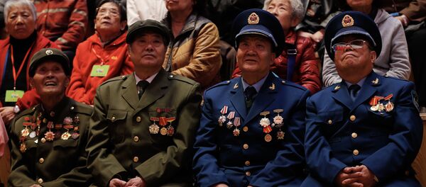 War veterans and local residents watch the opening of the 19th Communist Party Congress on television at a bookstore in Shenyang - 俄羅斯衛星通訊社