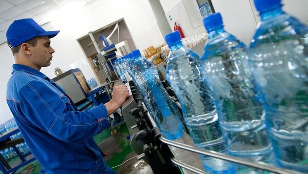 科学家：每升瓶装水中有325个塑料微粒 - 俄罗斯卫星通讯社