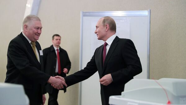 普京在俄羅斯總統選舉中投下自己的一票 - 俄羅斯衛星通訊社
