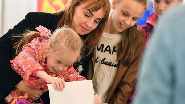 Люди голосуют на выборах президента Российской Федерации на избирательном участке в Сочи - 俄罗斯卫星通讯社