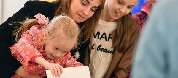 Люди голосуют на выборах президента Российской Федерации на избирательном участке в Сочи - 俄罗斯卫星通讯社