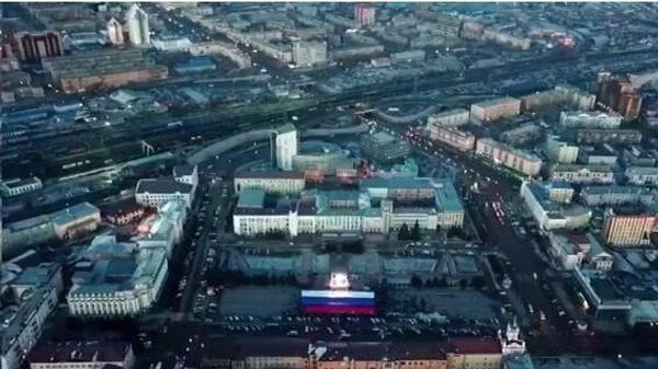 在烏蘭烏德的主廣場，為選舉放置了一面20X50米見方、重將近600公斤的俄羅斯三色旗。 - 俄羅斯衛星通訊社