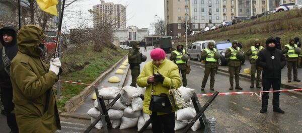 Сотрудники МВД Украины и представители националистических организаций блокируют здание консульства РФ в Одессе в связи с выборами президента РФ - 俄罗斯卫星通讯社