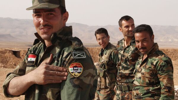Военнослужащий сирийской армии демонстрирует нашивку с портретом президента Сирии Башара Асада - 俄罗斯卫星通讯社