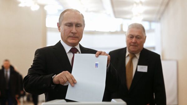 Кандидат в президенты РФ, действующий президент РФ Владимир Путин голосует на выборах президента РФ - 俄羅斯衛星通訊社