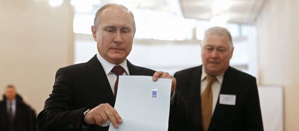 Кандидат в президенты РФ, действующий президент РФ Владимир Путин голосует на выборах президента РФ - 俄罗斯卫星通讯社