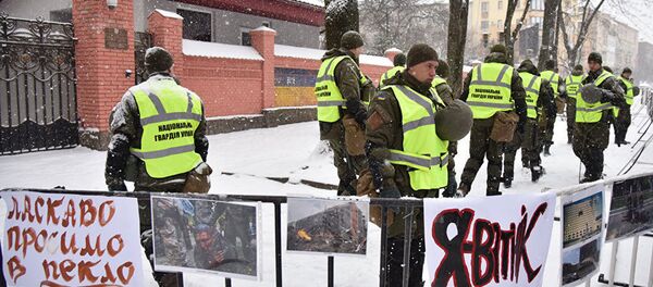 Сотрудники МВД Украины у здания консульства РФ во Львове - 俄罗斯卫星通讯社