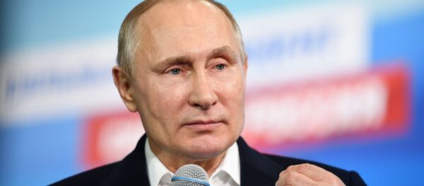 Кандидат в президенты РФ, действующий президент РФ Владимир Путин во время посещения своего предвыборного штаба - 俄羅斯衛星通訊社