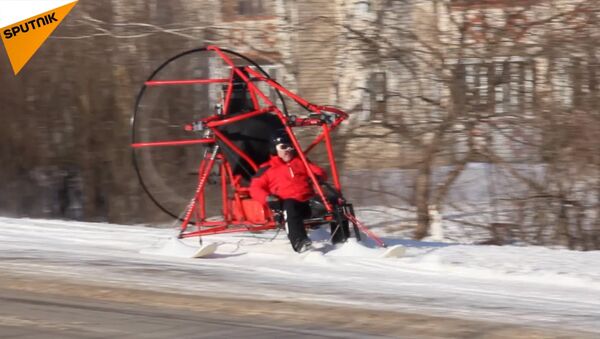 俄罗斯下诺夫哥罗德州一居民驾三角滑翔机参加大选投票 - 俄罗斯卫星通讯社