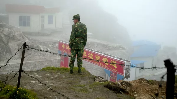 Chinese soldier stands guard on the Chinese side of the ancient Nathu La border crossing between India and China - 俄罗斯卫星通讯社