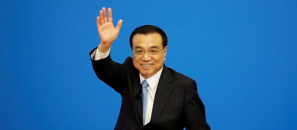 Chinese Premier Li Keqiang waves as he leaves the news conference following the closing session of the National People's Congress - 俄罗斯卫星通讯社