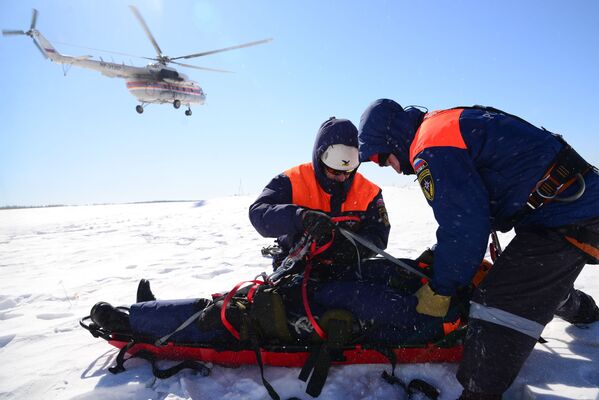 俄紧急情况部救援人员在哈巴罗夫斯克边疆区开展伞降集训 - 俄罗斯卫星通讯社
