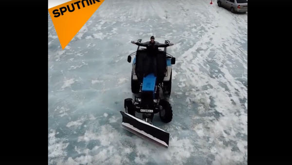 叶卡捷琳堡拖拉机司机冰湖玩漂移（视频） - 俄罗斯卫星通讯社