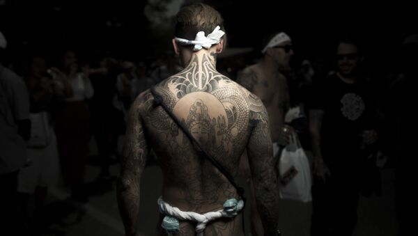 Мужчина с традиционной татуировкой якудза Ирезуми на фестивале Сандзя-мацури в Токио - 俄罗斯卫星通讯社