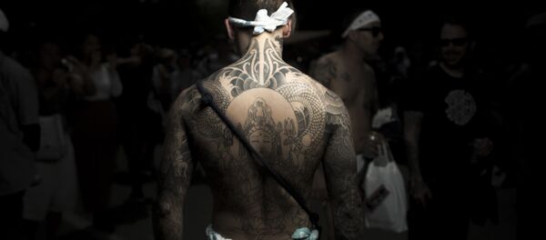 Мужчина с традиционной татуировкой якудза Ирезуми на фестивале Сандзя-мацури в Токио - 俄羅斯衛星通訊社