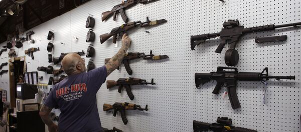 卡拉什尼科夫冲锋枪 (AK-47) 在美国 - 俄罗斯卫星通讯社