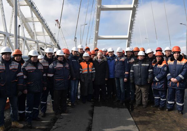 俄罗斯总统弗拉基米尔·普京视察克里米亚已建成通车段时与工人在一起。 - 俄罗斯卫星通讯社