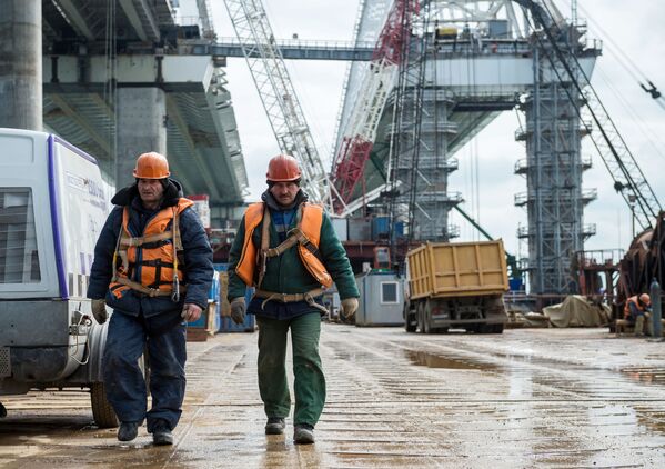 在建設克里米亞大橋的工人 - 俄羅斯衛星通訊社