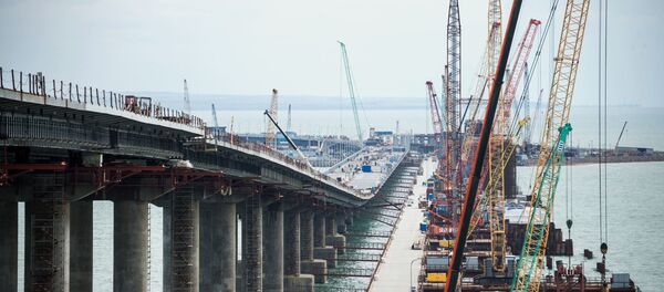 克里米亚大桥公路部分通过每辆载重35吨卡车的强度测试 - 俄罗斯卫星通讯社