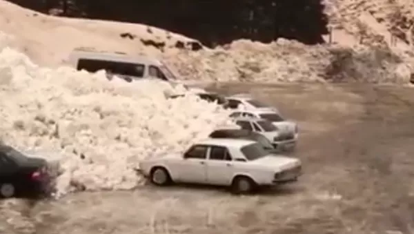 Сход лавины в Приэльбрусье попал на видео - 俄羅斯衛星通訊社