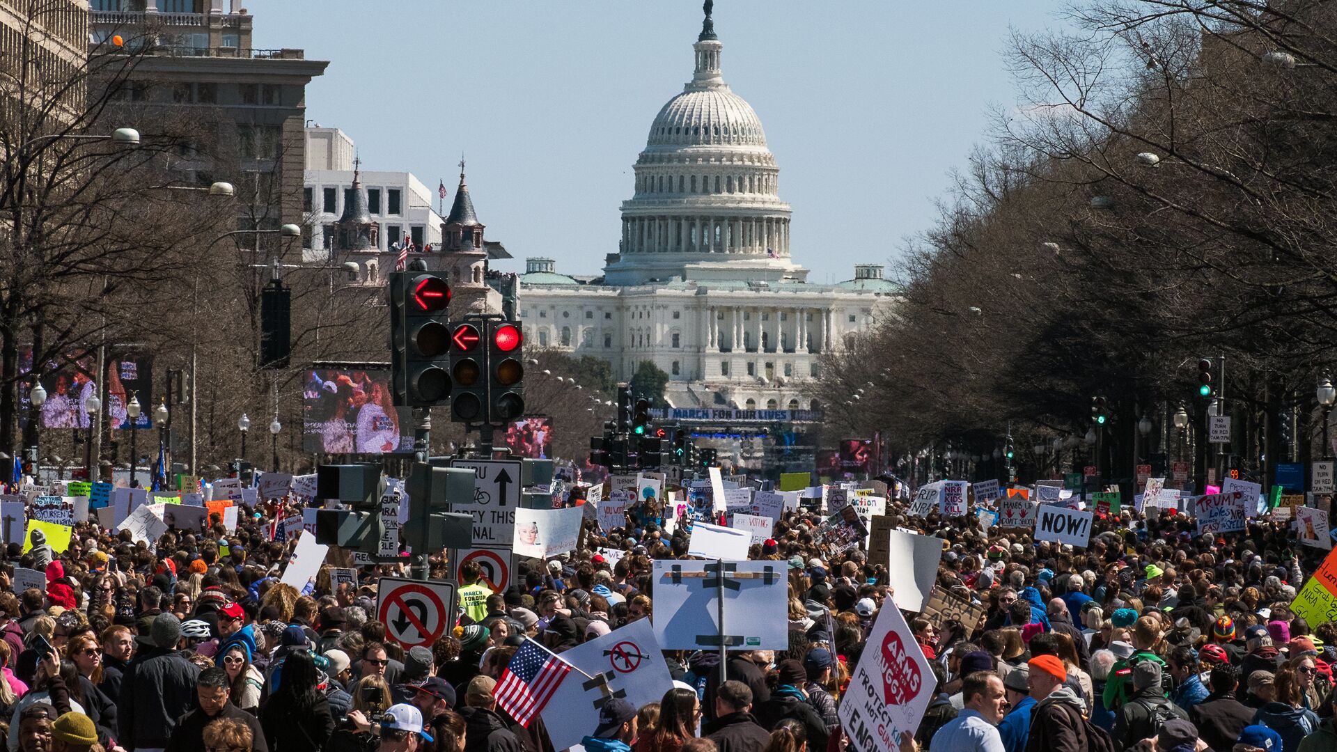 美数十万人游行 抗议特朗普政府移民政策|特朗普|游行|示威游行_新浪新闻