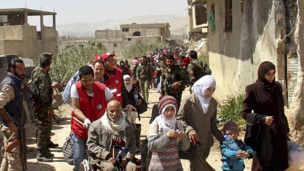 Civilians carrying their belongings leaving towns and villages, in the eastern Ghouta region near Damascus - 俄罗斯卫星通讯社