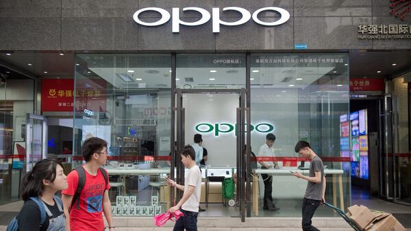 People walk in front of an Oppo shop in Shenzhen - 俄罗斯卫星通讯社