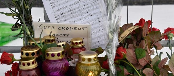 基輔市民向俄使館擺放悼念物品 - 俄羅斯衛星通訊社