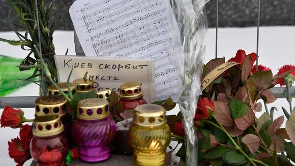 基輔市民向俄使館擺放悼念物品 - 俄羅斯衛星通訊社