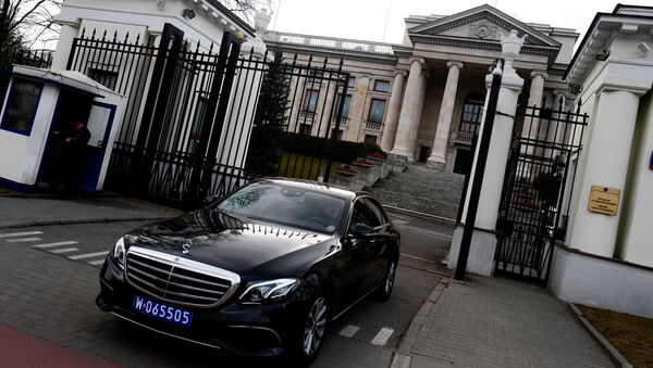Car leaves through the gate of the Russian embassy building in Warsaw - 俄羅斯衛星通訊社
