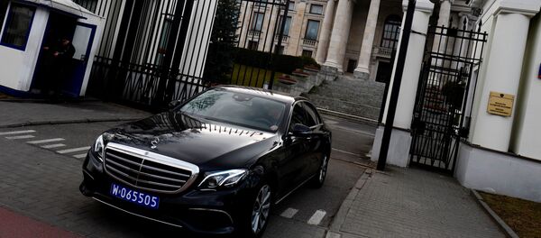 Car leaves through the gate of the Russian embassy building in Warsaw - 俄罗斯卫星通讯社