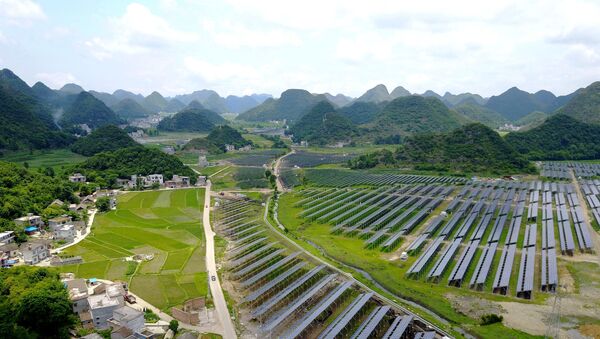 Greenhouses built with solar panels on their roofs, in Yang Fang village - 俄羅斯衛星通訊社