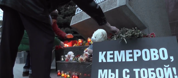 在俄羅斯的許多城市,都在進行著悼念克麥羅沃州商場火災死者的活動 在俄羅斯的許多城市,都在進行著悼念克麥羅沃州商場火災死者的活動 - 俄羅斯衛星通訊社