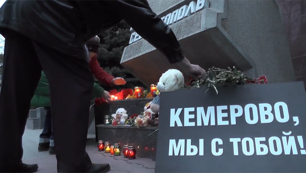 在俄罗斯的许多城市，都在进行着悼念克麦罗沃州商场火灾死者的活动 - 俄罗斯卫星通讯社