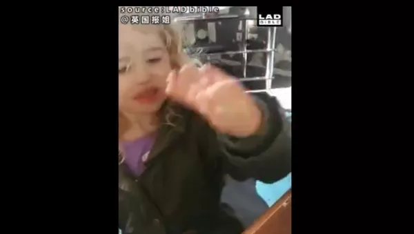 小女孩向一隻蜜蜂揮手打招呼，意外發現蜜蜂竟然也在揮手回應她 - 俄羅斯衛星通訊社