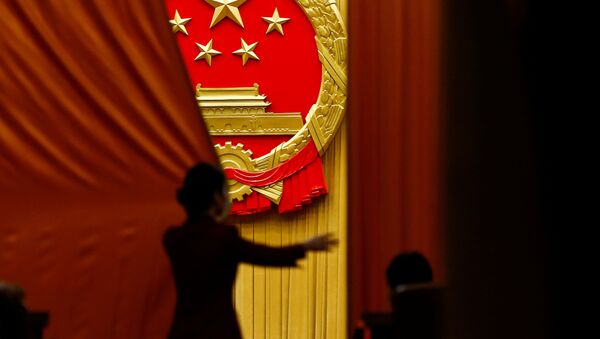 An usher closes the curtain before the start of the fifth plenary session of the National People's Congress - 俄罗斯卫星通讯社