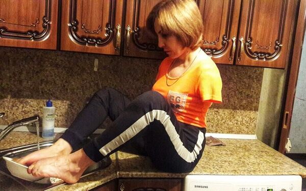 萨吉娜特在家里洗餐具 - 俄罗斯卫星通讯社