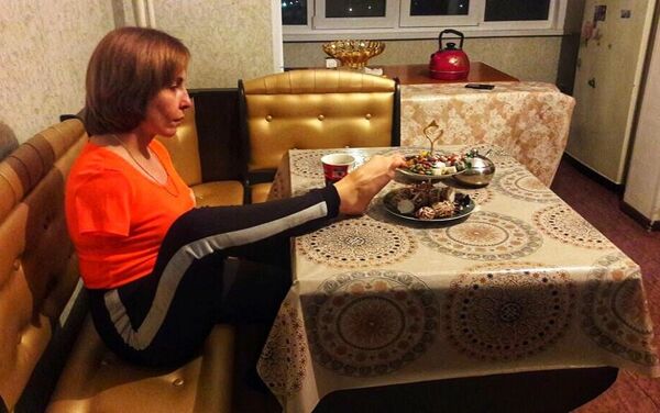 薩吉娜特在家裡喝茶和吃 甜食 - 俄羅斯衛星通訊社