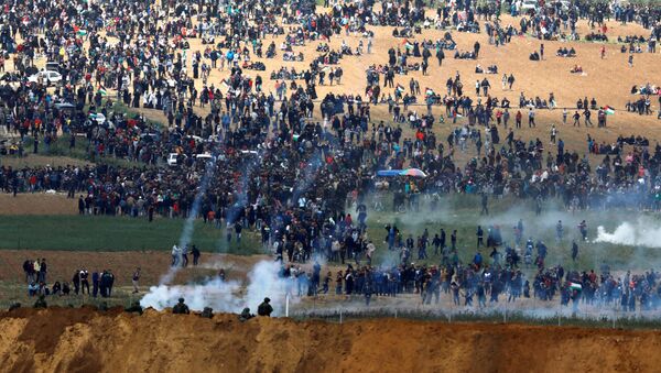 Израильские военные используют слезоточивый газ против палестинцев на границе Сектора Газа с Израилем - 俄罗斯卫星通讯社