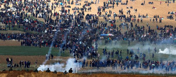 Израильские военные используют слезоточивый газ против палестинцев на границе Сектора Газа с Израилем - 俄罗斯卫星通讯社