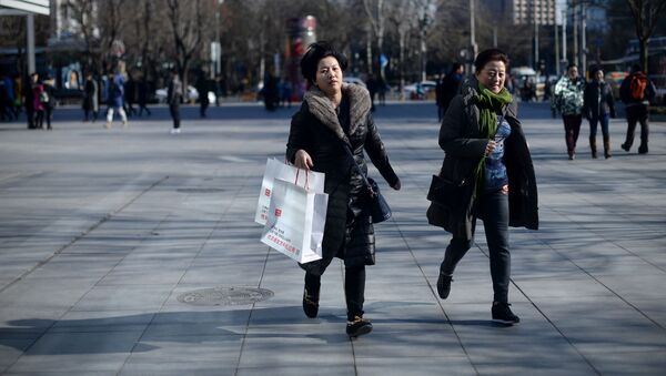 Женщины с пакетами после шопинга на улице Пекина, Китай - 俄羅斯衛星通訊社