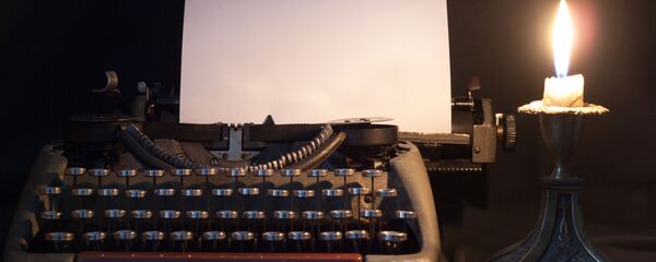 Печатная машинка при свете свечи Печатная машинка при свете свечи - 俄罗斯卫星通讯社