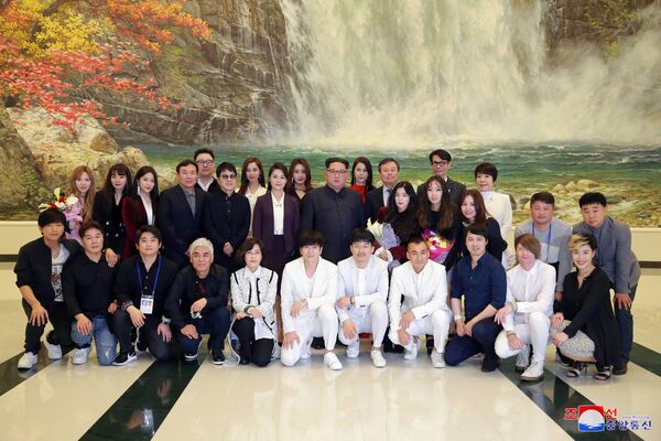 金正恩在韩国流行乐团在朝鲜举行的演唱会上 - 俄罗斯卫星通讯社