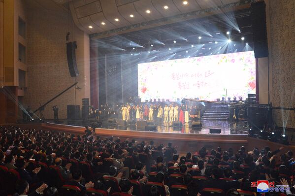 金正恩在韓國流行樂團在朝鮮舉行的演唱會上 - 俄羅斯衛星通訊社