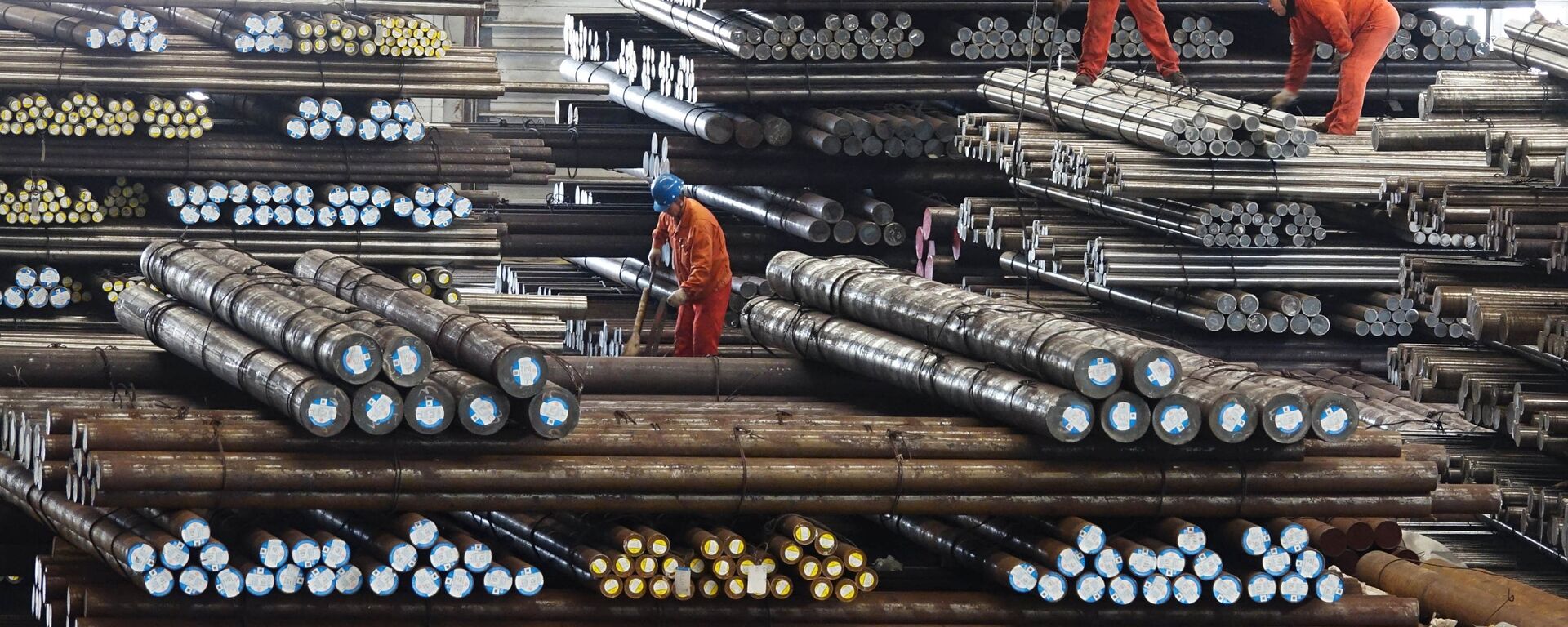 Workers transport steel bars at a plant of Dongbei Special Steel Group Co Ltd. in Dalian - 俄罗斯卫星通讯社, 1920, 01.02.2019