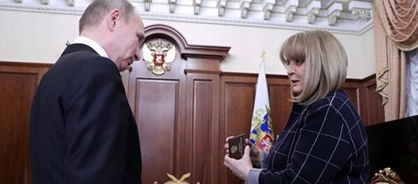 俄中選委主席向當選總統普京頒發總統證 - 俄羅斯衛星通訊社