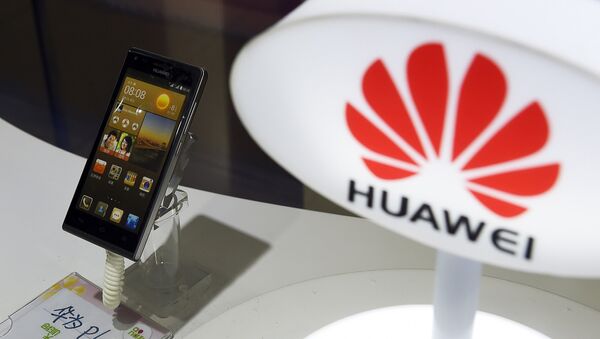 A mobile phone made by Chinese telecom equipment maker Huawei displayed in a store in Beijing - 俄羅斯衛星通訊社