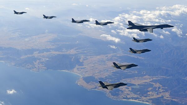 U.S. Air Force B-1B bomber, right top, flies over the Korean Peninsula with South Korean fighter jets and U.S. fighter jets during the combined aerial exercise - 俄羅斯衛星通訊社
