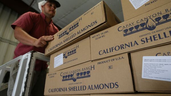 A man stacks boxes of almonds for shipping at Capay Canyon Ranch in Esparto, California - 俄羅斯衛星通訊社